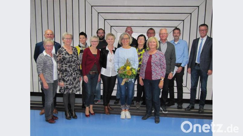 Für längjährige Treue zum TuS Hirschau zeichnet Vorstandsteammitglied Manfred Groher (hinten links) einige Mitglieder aus. Vor ihm Luzia Dietz, die dem Verein seit 60 Jahren angehört. Bild: fg