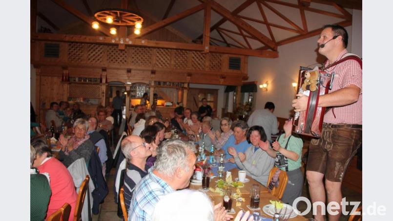 Alleinunterhalter Simon Strohmaier (rechts) verstand es mit seiner Musik im Saal des &quot;Adamhofes&quot; eine tolle Oktoberfeststimmung reinzuzaubern. Bild: kro