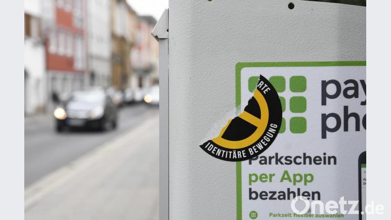 Dieser Sticker auf einem Parkscheinautomaten in der Ziegelgasse ist für sich genommen eine Bagatelle und sowieso schon wieder teilweise abgekratzt. In der Nacht zum Samstag sollen jedoch insgesamt rund 90 derartige Aufkleber, Plakate und Sprayereien von einer Gruppe, die der rechtsextremen Identitären Bewegung zuzurechnen sein soll, in der Innenstadt verteilt worden sein. Bild: Petra Hartl