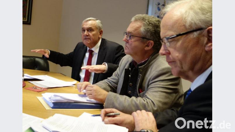 Irgendwo ist Schluss: Weidens Oberbürgermeister Kurt Seggewiß, Amtskollege Toni Dutz aus Wiesau und der stellvertretende Geschäftsführer des Städtetags, Thomas Kostenbader, (von links) fordern besseren Schutz für Kommunalpolitiker. Bild: Norbert Schmieglitz