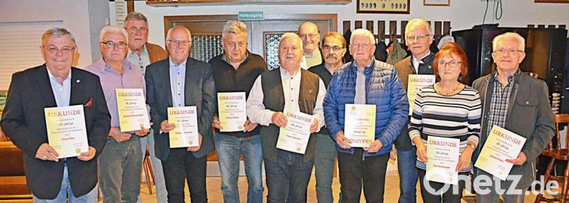 Sie sind seit 30, 25 oder 20 Jahren Förderer: Langjährige Mitglieder ehrt der Förderverein des SC Kirchenthumbach beim gemeinsamen Kommersabend anlässlich der Gründungsjubiläen. Bild: ü