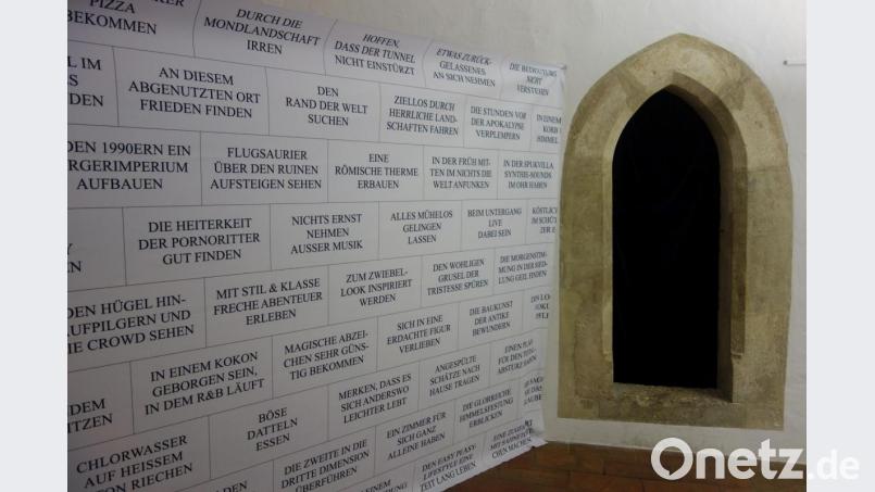 „Tempel“ – Roland Holzer führt mit seiner Ausstellung in der Sigismundkapelle zu den Wurzeln des Raumes zurück und huldigt darin seinen eigenen Erinnerungen und Träumen. Bild: Susanne Wolke
