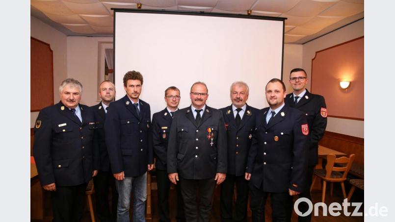 Der ausgezeichnete mit den Führungskräften, sowie Kommandant und Vorsitzender der FF Etzelwang (von links): KBI Hans Sperber, KBM Michael Schmidt, Vorsitzender Dominik Fiegel, KBM Christian Meyer, Robert Pilhofer (FF Etzelwang), KBR Fredi Weiß, Kommandant Richard Pilhofer und KBM Thorsten Jobst. Bild: egl