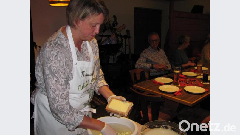 Sabine Stengel drehte das Butterfass und formte mit Holzmodeln dann schön verierte Butterstücke. Bild: sei