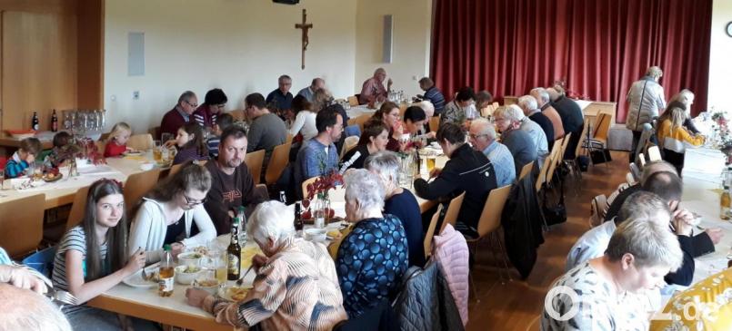 Über 100 Gäste nutzten den insgesamt rund dreistündigen Erntedank-Brunch im Herz-Jesu-Pfarrheim, um sich zu stärken und miteinander in Gespräch zu kommen. Bild: mez