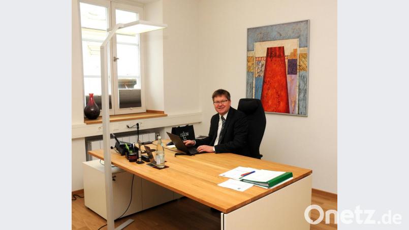 Die Aufnahme ist schon etwas älter, aber das liegt daran, dass auch die Redakteure und Fotografen der Amberger Zeitung eher selten ihre Zeit im Büro des Oberbürgermeisters verbringen. Wer möchte, kann am Sonntag, 20. Oktober, beim Tag der offenen Stadtverwaltung mit Michael Cerny tauschen und auf dem Chefsessel Platz nehmen – allerdings nur für ein Foto. Bild: Stephan Huber