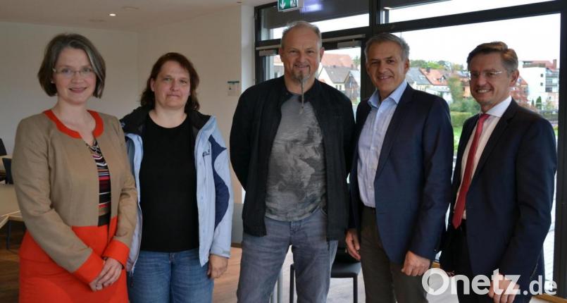 Schulrätin Martina Puff (von links), Mutter Gerlinde Jähring, Elternbeiratsvorstand Bernhard Rosner, Bürgermeister Roland Grillmeier und Politiker Tobias Reiß. Bild: Susanne Forster