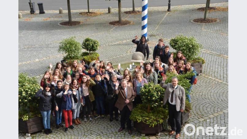 26 junge Franzosen waren eine Woche lang Gast in Vohenstrauß und Stribro und lernten so andere Völker kennen. Natürlich waren sie auch auf einen Abstecher im Vohenstraußer Rathaus bei Bürgermeister Andreas Wutzlhofer (vorne, rechts) geladen. Bild: dob