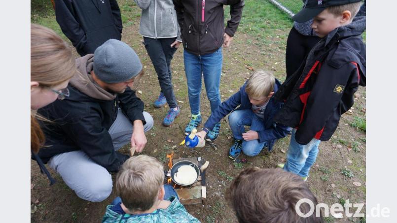 Pfannkuchen machen will gelernt sein - das Werk der Pfadfinder sieht schon vielversprechend aus. Bild: exb