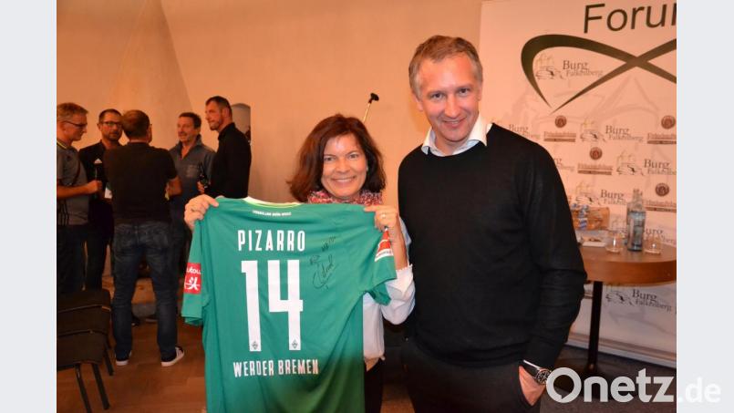 Die Falkenbergerin Heidi Gleißner (links) freute sich über ein Pizarro-Trikot von Werder-Vorstand Frank Baumann. Der gebürtige Würzburger war beim Sportforum auf der Burg zu Gast. Bild: mr