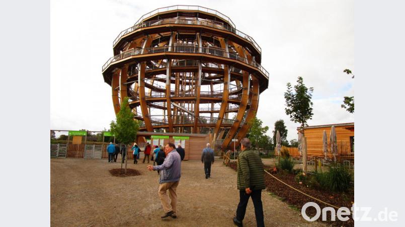 Staunend standen die Senioren vor der größten Erlebnisholzkugel der Welt. Bild: jzk