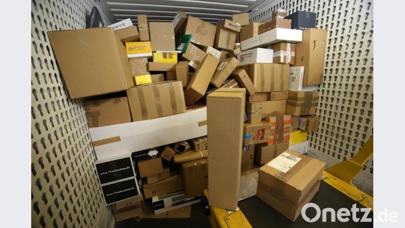 In einer Paket-Zustellbasis steht eine LKW-Ladung Pakete. Rund 7,5 Millionen zurückgeschickte Artikel wurden im vergangen Jahr im Online-Handel entsorgt, obwohl sie auch hätten gespendet oder wiederverwerten können. Bild: Bernd Wüstneck/dpa
