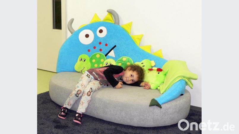 Dieser jungen Dame gefällt das Monstersofa besonders gut. Bild: lep