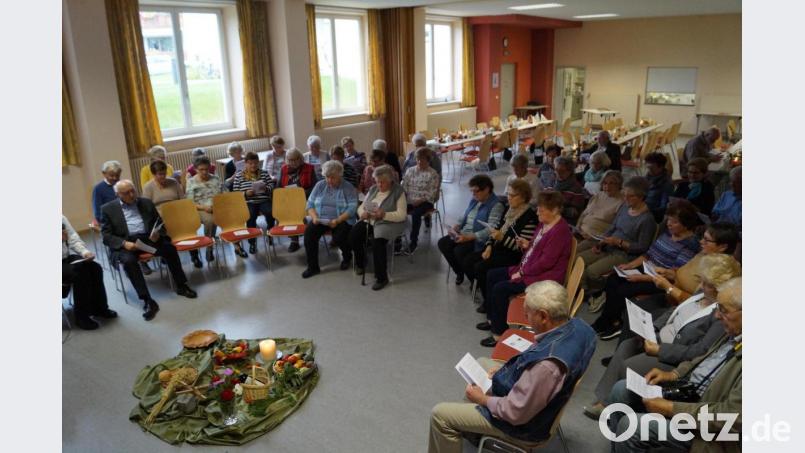 Die Pfarrei-Senioren Schirmitz gestalteten ihre Erntedankfeier im Pfarrsaal mit einer Meditation. Bild: du