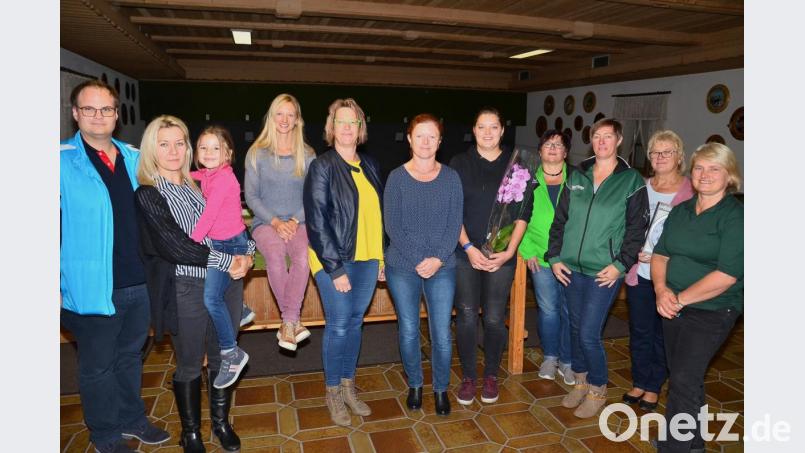 Als Preisträgerinnen gehen (von rechts) Hildegard Werner, Renate Forster, Claudia Kraus, Martina Grundler, Sophie Deinl, Theresia Gösl, Renate Kellner, Nicole Voit und Kerstin Krämer-Höreth aus dem Gaudamenschießen 2019. Bild: fjo