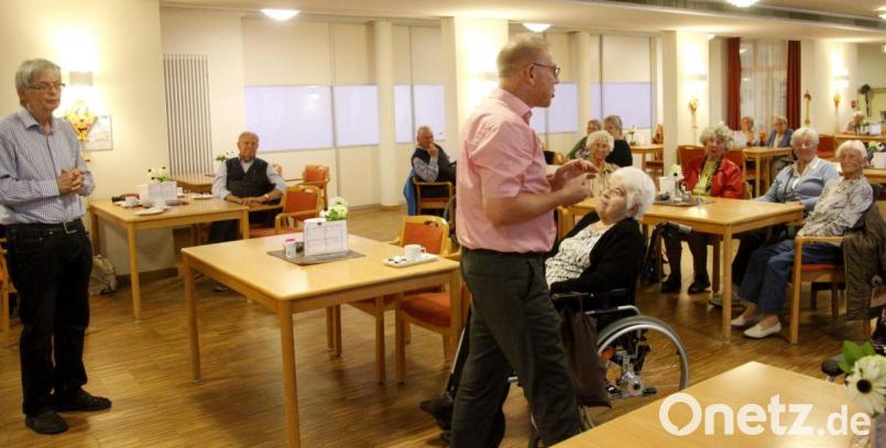 Wolfang Nowak, Hans Schuierer und Egon Gottschalk informierten die Bewohner des Elisabethenheims über die Fair-Trade-Etwicklung. Bild: Hirsch