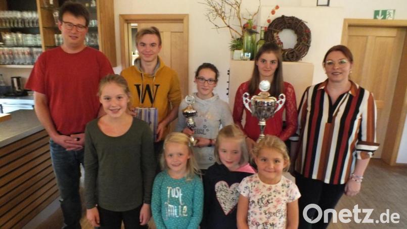 Die trainingsfleißigsten Aktiven sowie die Gewinner des Nachwuchs- und des Mehrkampfpokals zeichnete der Schwimm-Club aus. Im Bild (von links) TSC-Vorsitzender Hubert Brech, Leni Geiger (Zweite Mannschaft), Fynn Legat (Wettkampfteam), Leonie Härtl (Fördergruppe), Milena Franz (Nachwuchspokal), Miriam Zahner und Emma Heß (beide Aufbaugruppe), Kathrin Bachmeier (Mehrkampfpokal) und sportliche Leiterin Barbara Legat-Kasel. Bild: rbg