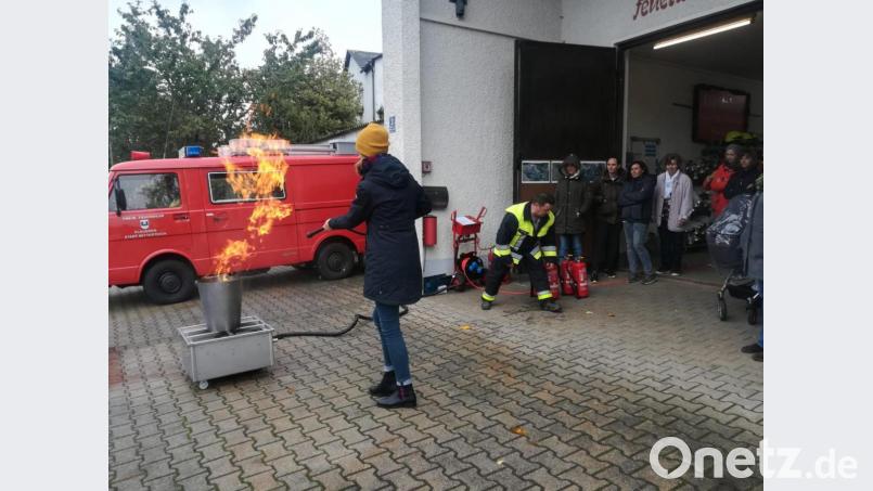 Im praktischen Teil waren die Teilnehmer gefordert, ein Feuer zu löschen. Bild: exb