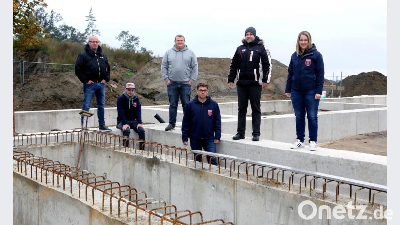 Zweiter Kommandant Harald Träger, Kassier Felix Witzl, Kommandant Felix Müller, zweiter Vorsitzender Matthias Vrhovec, Vorsitzender Florian Witzl und Sarah Müller (von links) machen sich ein Bild vom Stand der Bauarbeiten. Bild: mef