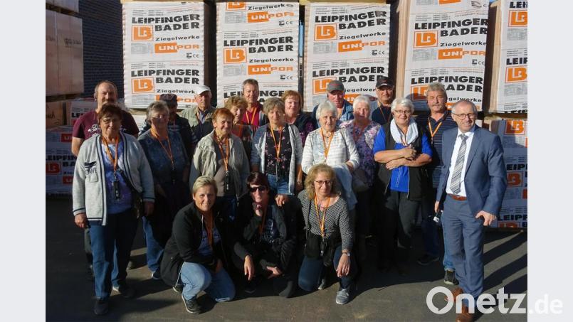 Machten sich ein Bild von der modernisierten Produktion in Schönlind – 19 Mitglieder des Katholischen Frauenbunds Königstein machten sich am vergangenen Mittwoch ein Bild von den Fortschritten beim Ziegelhersteller die Leipfinger-Bader an dessen Firmensitz in Schönlind. Bild: exb