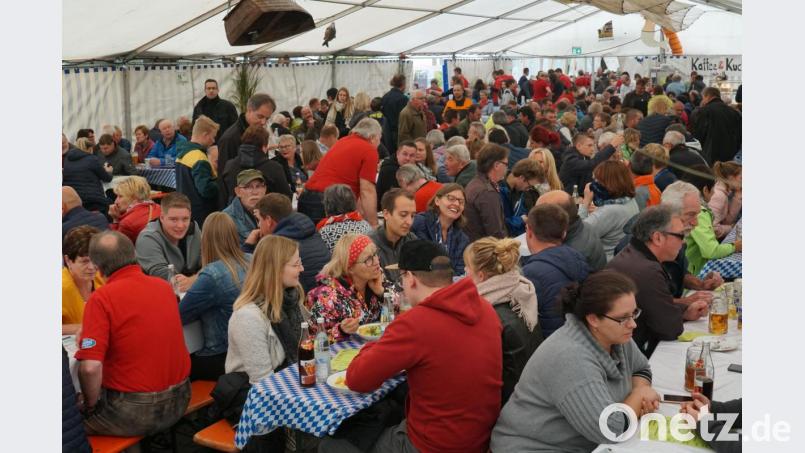 Im Zelt ging es eng zu. Sowohl die Gäste als auch die Bedienungen mussten sich ihren Weg suchen Bild: nib