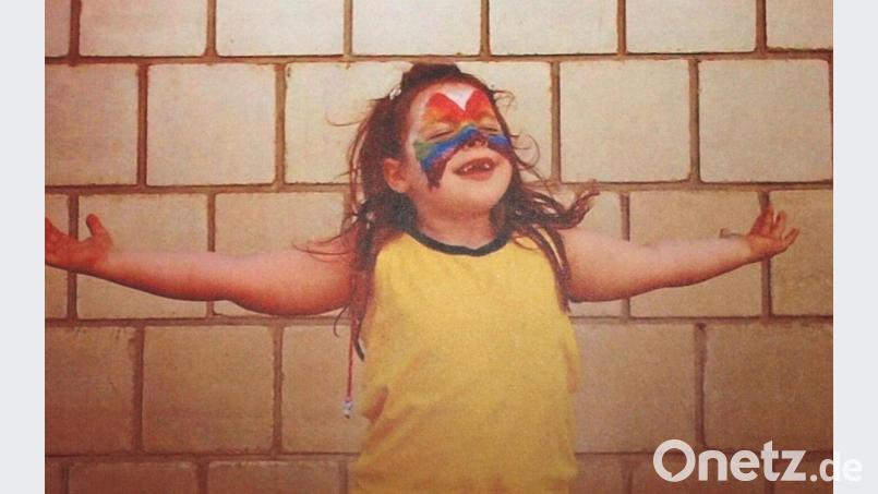 Folgender Text steht bei diesem Bild vom „Regenbogen-Schmetterling“: „Meine kleine Schwester kam unerwartet in unser Leben, jedoch ist sie ein kleiner Sonnenschein und man kann sehr viel von ihr lernen. Deswegen ist die für mich eine Heldin“. Bild: sön
