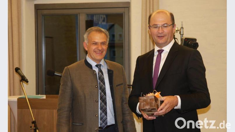 Staatsminister Albert Füracker freute sich über das Erinnerungsgeschenk, das ihm Roland Grillmeier (links), als Dankeschön für sein Kommen in die Hand drückte. Bild: wro