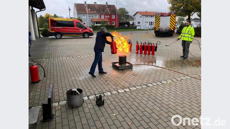 Frauen am Feuerlöscher. Bild: bk