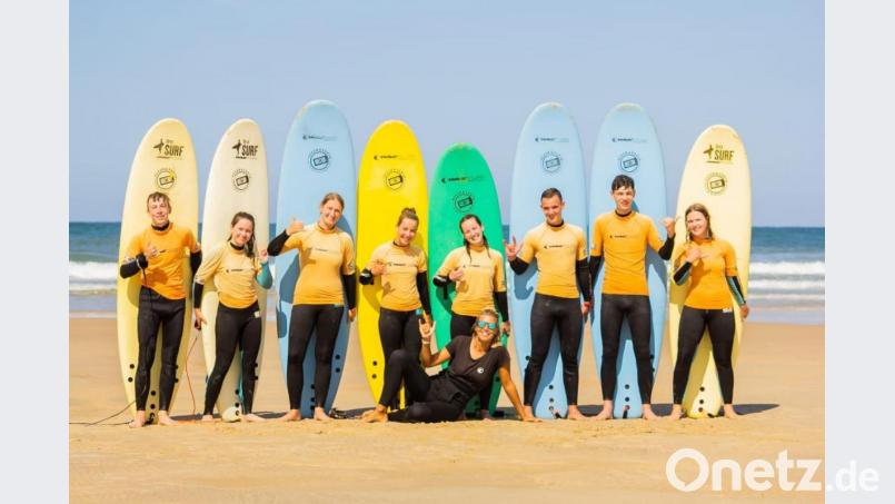 Nach dem täglichen Surfunterricht am Strand von Vieux-Boucau, von links: Jakob Hösl, Alice Fischer, Nathalie Mundigl, Theresa Karl, Annika Karl, Dominik Schreiner, David Hösl, Rebecca Camol und die französische Surflehrerin Leonie (sitzend). Bild: Madeleine Gräf