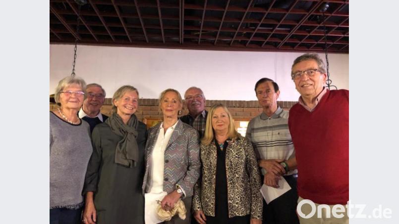 Siegerehrung nach der Clubmeisterschaft: Im Bild von links Gabriele Raab, Bernd von Chiari, Charlotte Pfitzner, Christel Trötschel, Reinhard Etzold, Margit Bauer, Rudolf Löwlein, Karl-Johan Laustsen. Bild: exb