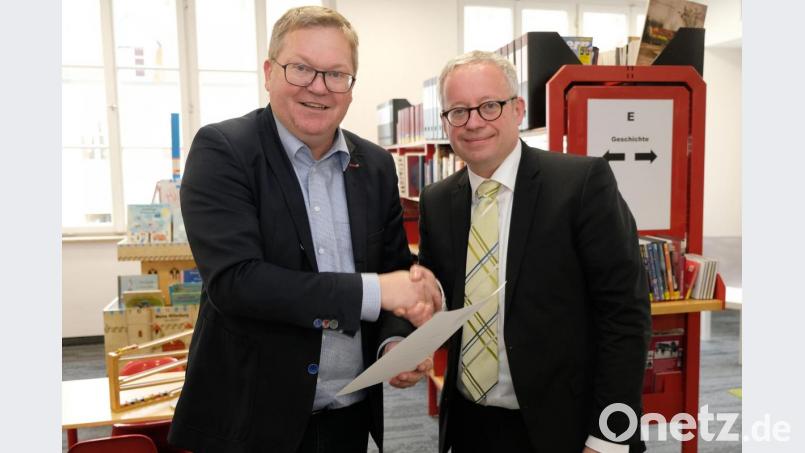 Jetzt ist es amtlich: Nach dessen Vereidigung überreicht Oberbürgermeister Michael Cerny (links) Fabian Kern die Ernennungsurkunde zum berufsmäßigen Stadtrat, sprich Referent für Kultur, Sport und Schulen. Bild: Stadt Amberg/Pressestelle