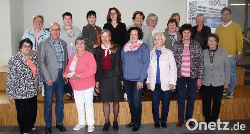 Die Spende der Frauen-Union überreichten Rita Korb (vorne, Vierte von links) und Hermine Schuller (vorne, Dritte von links) an Wolfgang Hecht (vorne, Zweiter von links) im Foyer der Berufsschule. Bild: wro