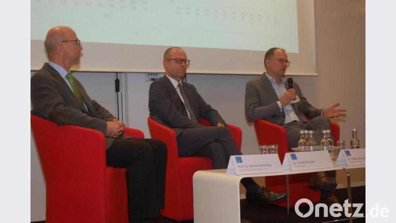 Beim VBM-Tarifkongress sprachen (von links) Wirtschaftsforscher Professor Michael Grömling sowie die Arbeitgebervertreter Christof Prechtl und Stefan Klumpp. Bild: gib