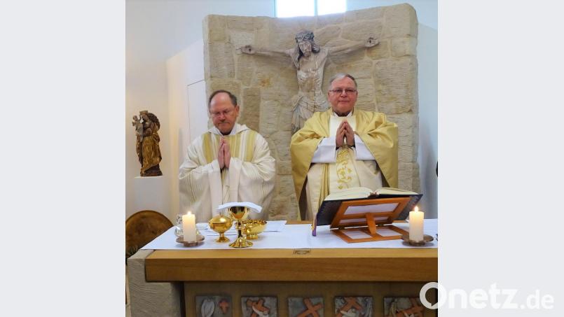 Prälat Karel Simandl und Pfarrer Heribert Stretz (von rechts) zelebrierten den Festgottesdienst zum Patrozinium in Köglitz. Bild: hl