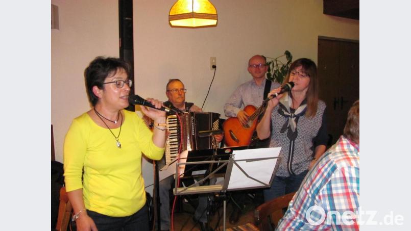Elke Hackbarth (links) und Sonja Träger (rechts) ernteten mit dem Lied von &quot;Heheneraug&quot; viel Beifall. Sie wurden von Gerhard Träger (2.v. links) mit Akkordeon und Andreas Träger (2. v. rechts) mit Gitarre begleitet. Bild: sei