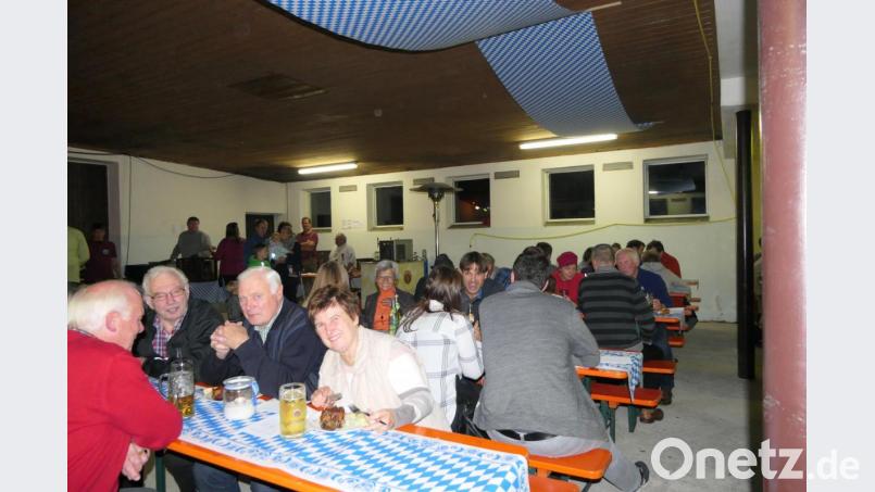 Bestens gelaunt feiern die Döltscher bis in die Morgenstunden ihr Oktoberfest. Bild: ils