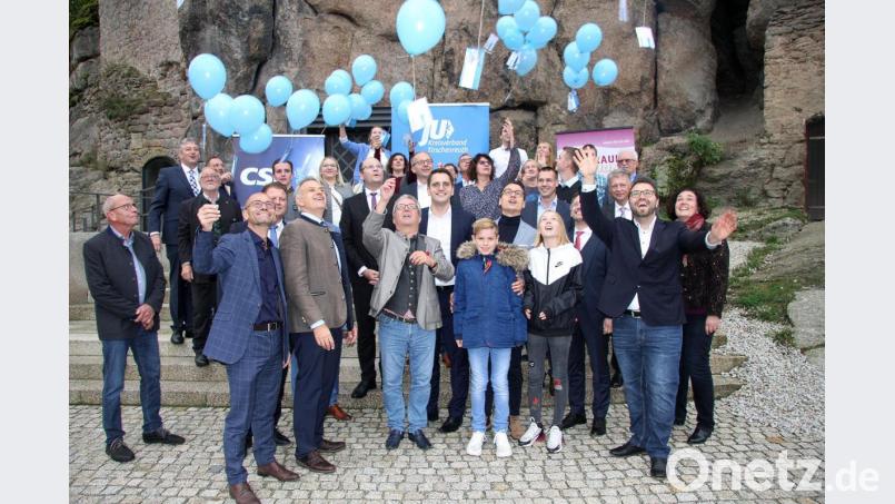 Mit dem Start der blauen Luftballons am Fuß der Burg begann der Ehrenabend im Falkenberger Tagungszentrum. Bild: wro