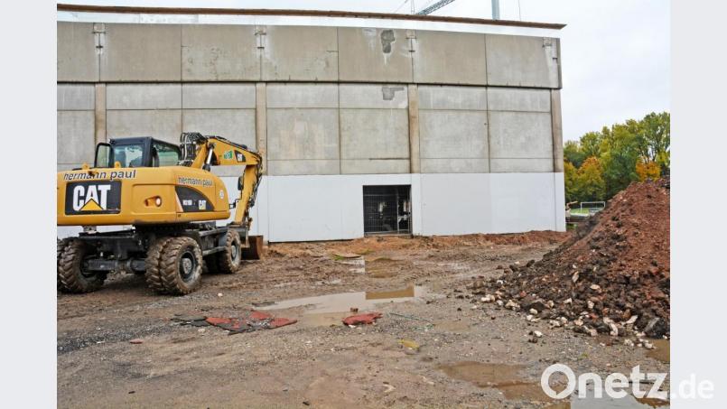 Ein neuer Eingang für Zuschauer. Sie müssen aber nach wie vor übers Spielfeld gehen. Vor dem Eingang soll noch ein Anbau entstehen. Bild: Gabi Schönberger