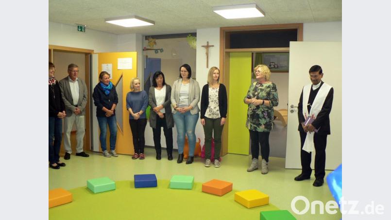 Am Tag des Schutzengels segnet Pfarrer Augustin Lobo die neuen Räume der „Wichtelgruppe“. Zwölf Kinder im Alter von zwei bis drei Jahren werden dort von drei Erzieherinnen betreut. Die Leiterin des Kinderhauses, Waltraud Kroher (von rechts) dankt bei der Einweihungsfeier allen Verantwortlichen. Bild: lep