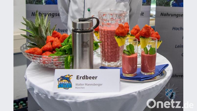 Ein Koch der Bereitschaftspolizei stehen hinter seiner Variante des &quot;Power Panther Shakes&quot;. Die Shakes wurden nach Angaben des Innenministeriums schon von Polizisten getestet - nun soll das bundesweit einmalige Projekt ausgebaut werden. Bild: Lino Mirgeler/dpa