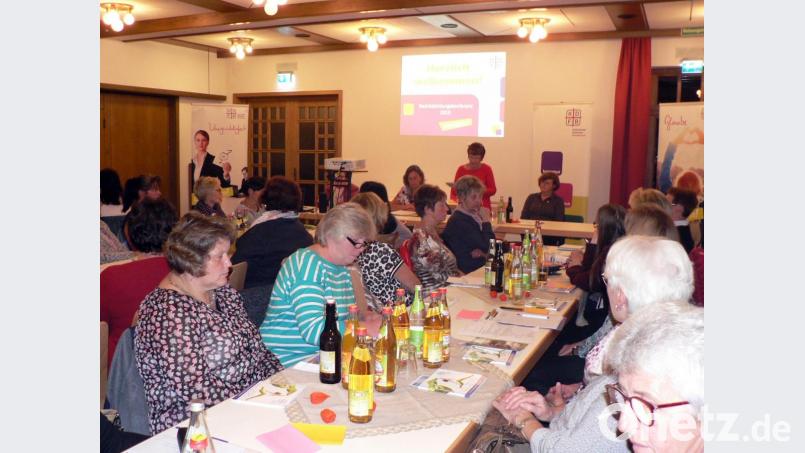 An der Bezirksbildungskonferenz das Katholischen Frauenbundes im Bezirk Kemnath-Stadt im Pfarrzentrum St. Josef in Kirchenthumbach nehmen 16 Zweigvereine teil. Bildungsreferentin Birgitt Pfaller, stellvertretende Diözesanvorsitzende Luise Fischer, stellvertretende Bezirksvorsitzende Rita König sowie Martina Wilterius (hinten, von links) geben dabei Impulse und Anregungen für das nächste Verbandsjahr. Bild: lep