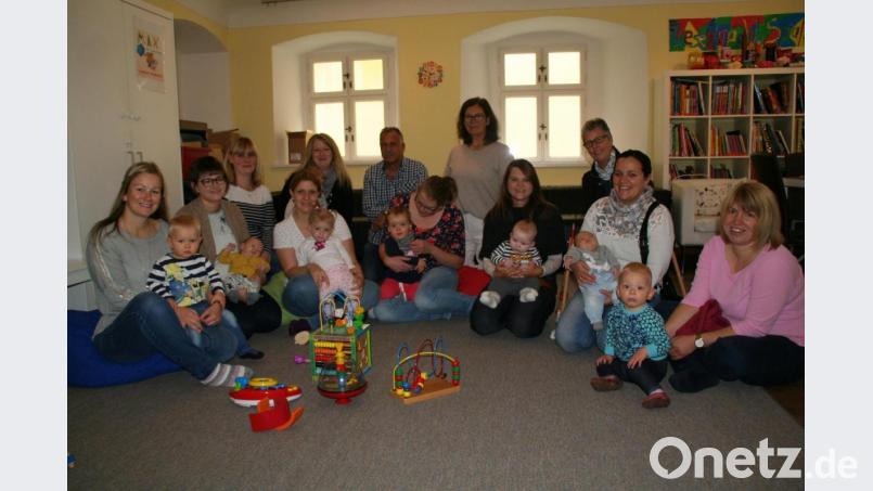 Gut besucht war das Auftakttreffen des Waldershofer Elterncafés. Das Bild zeigt einen Teil der Mütter mit ihrem Nachwuchs. Mit im Bild in der hinteren Reihe Sabine Kops, Winfried Neubauer, Bürgermeisterin Friederike Sonnemann und Hilde Schug. Bild: fpoz