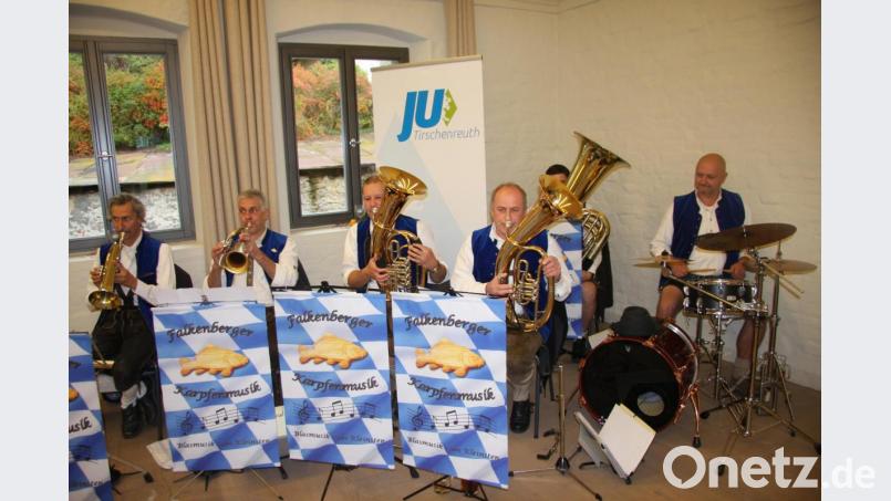 Musikalisch umrahmt wurde der Festabend von der „Falkenberger Karpfenmusik“. Bild: wro