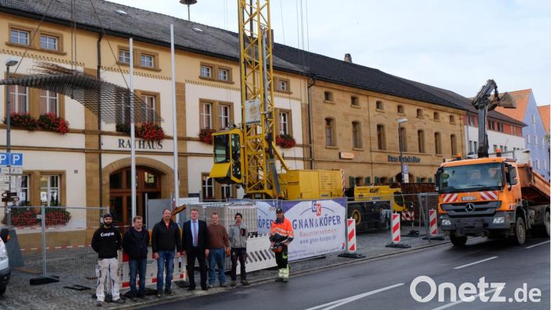 Bauamtsleiter Stefan Ertl (Dritter von links) und Bürgermeister Hans-Martin Schertl (Mitte) besprechen mit Mitarbeitern der beteiligten Firmen den Ablauf der Baumaßnahme am Vilsecker Rathaus. Bild: Stefanie Gradl