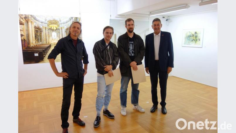 Bei der Eröffnung der 93. Jahresschau präsentierten sich (von links) Tony Kobler, vertretender Sprecher des Kunst- und Ausstellungsausschusses, die Preisträger Jonas Höschl und Johannes Steubl sowie Vorsitzender Georg J. Haber. Bild: Susanne Wolke