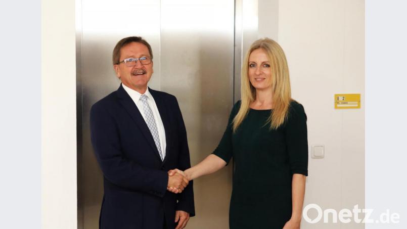 (von links) Bürgermeister Hans Donko und Rektorin Sabine Graser vor dem neuen Aufzug. Bild: JOCHEN NEUMANN ERBENDORF