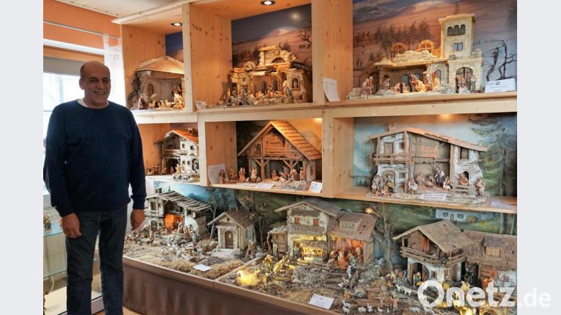 Michael Elsner im Obergeschoss seines Wohnhauses - vor einer Wand voller einzigartiger Krippen und Krippenlandschaften, ja ganzen Krippendörfern. Bild: wec