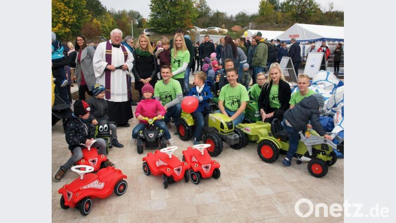An Pfarrer Gottfried Schubach und Kindergartenleiterin Katharina Simon übergaben Christina und Nikolas Hollweck (von links) gemeinsam mit dem Kongo-Bar-Team (in hellgrünen T-Shirts) die Kinderfahrzeuge, die die Kleinen gleich enterten. Bild: nbu