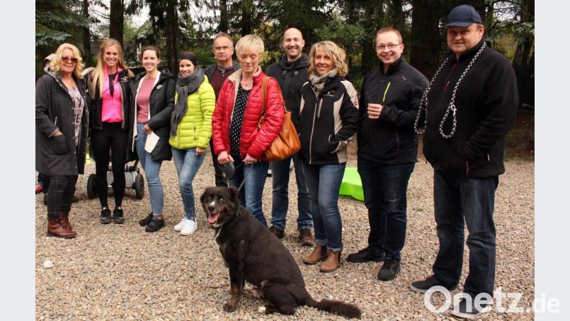 Verena Lingl (Dritte von links) zeigt den Besuchern und ihren Hunden ihre Hundestagesstätte. Bild: R. Kreuzer