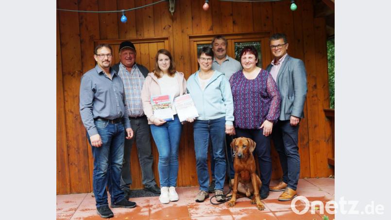 Bürgermeister Martin Birner (rechts) und Markus Greiner (links) vom Tourismusverein gratulierten Familie Pußar für 20 Jahre Treue. Petra (zweite von rechts) und Erwin (zweiter von links) Fleischmann sprachen sie den Dank für ihr Engagement aus. Bild: weu